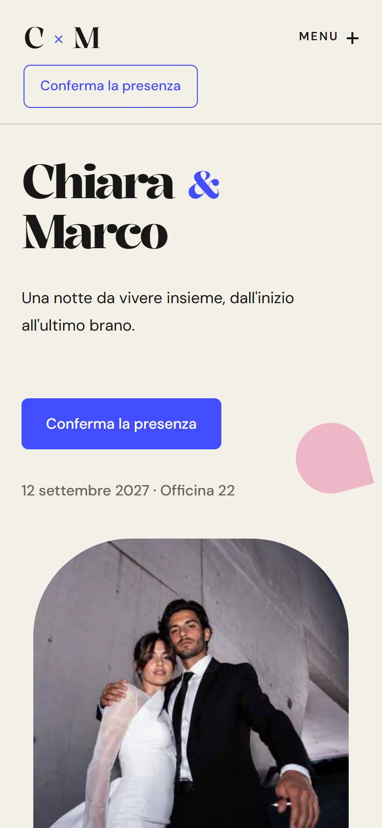 Demo Scena: fondo crema, nomi editoriali, blu elettrico e rosa, fotografia ad arco di Chiara e Marco.